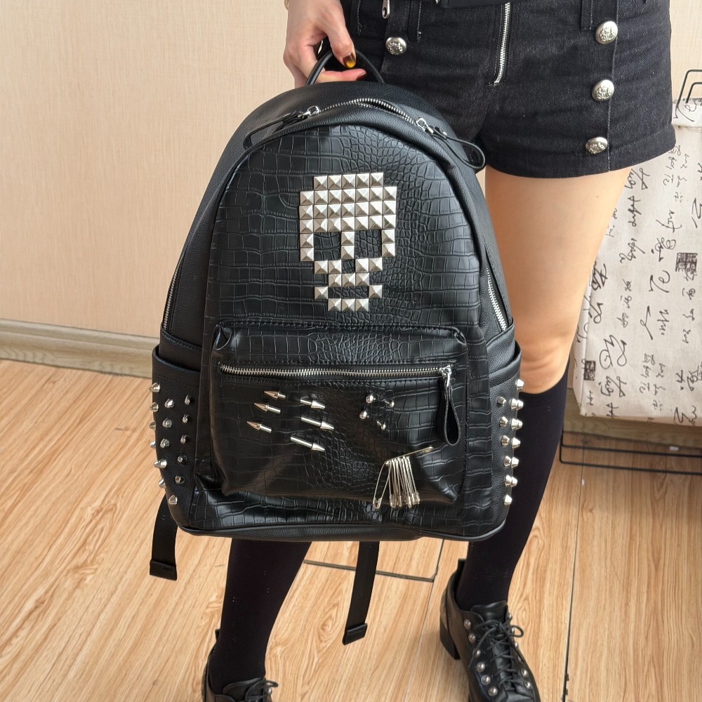 Street Fashion Male - オリジナルブラッククロコダイルパターンスカルリベットバックパックピン装飾ストリートファッションコンピュータスクールバッグ男性と女性用