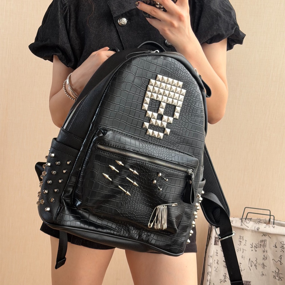 オリジナルブラッククロコダイルパターンスカルリベットバックパ - Street Fashion Male のレビューと価格