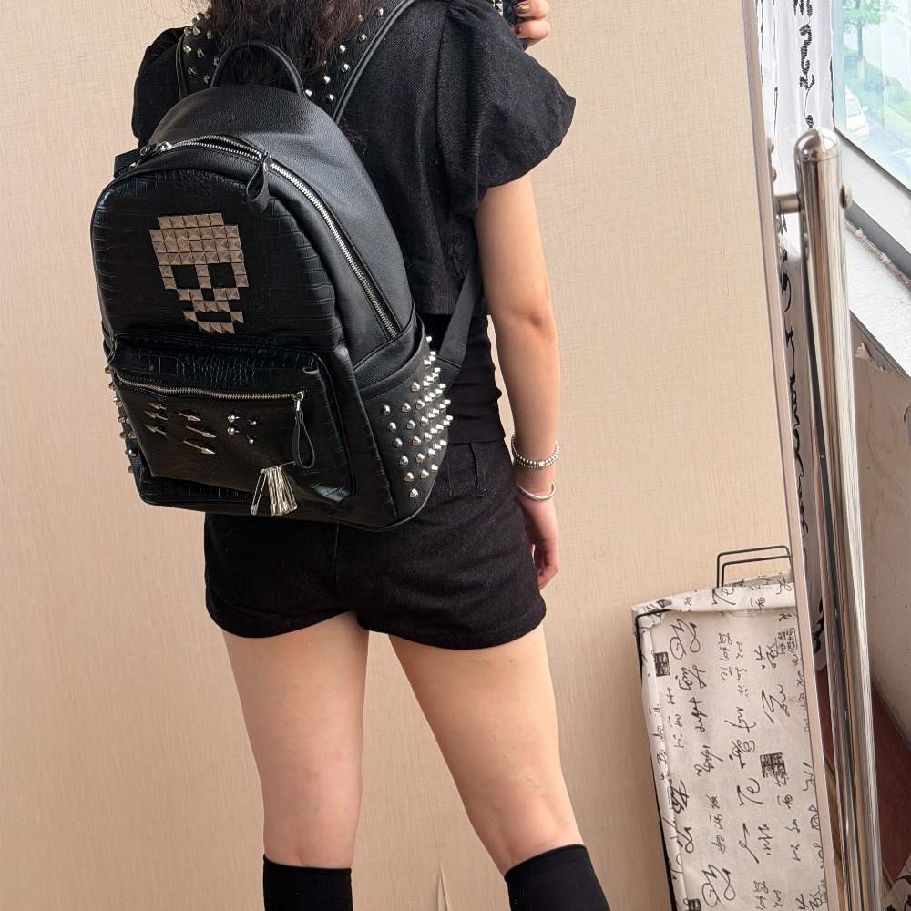 オリジナルブラッククロコダイルパターンスカルリベットバックパ - Street Fashion Male のレビューと価格